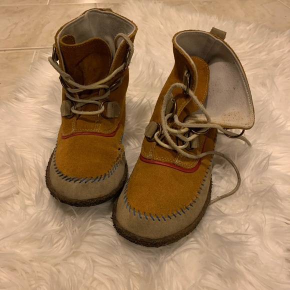 sorel moccasin boots